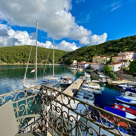 Palac 3* Valun