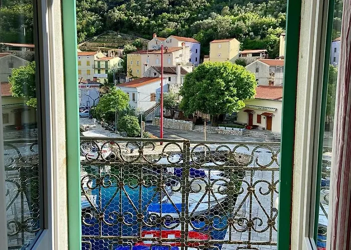 Palac Couette-café Valun